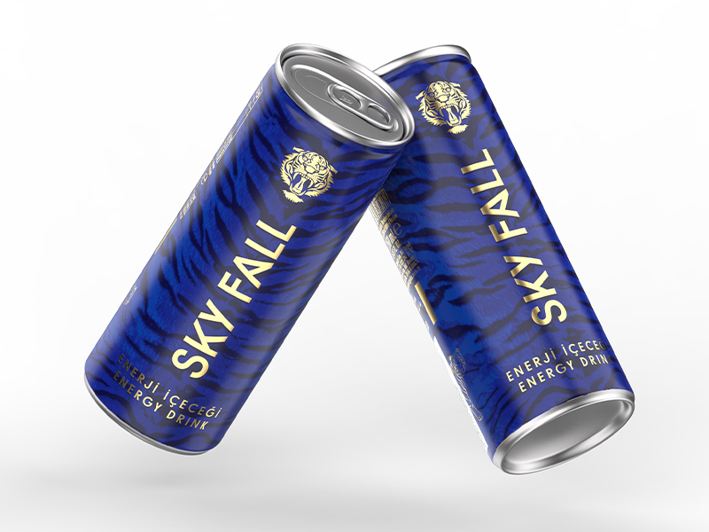 2 tane Sky Fall enerji içeceği beyaz arka planda havada süzülüyor.